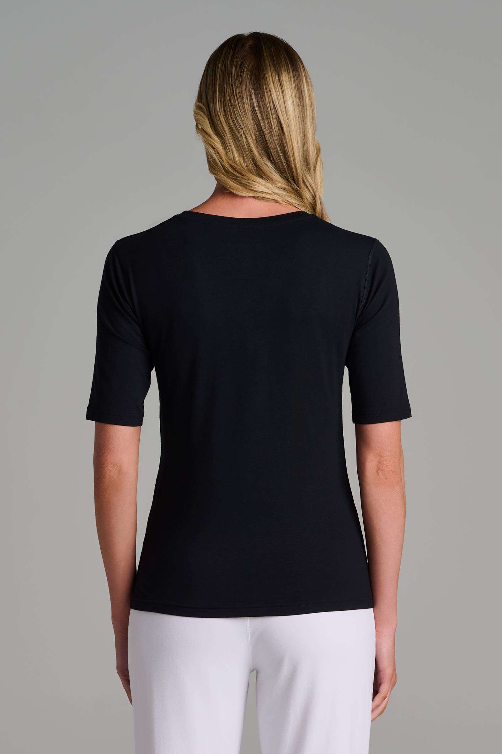 Women's Morada Fitted V-Neck Short Sleeve T-Shirt | Black